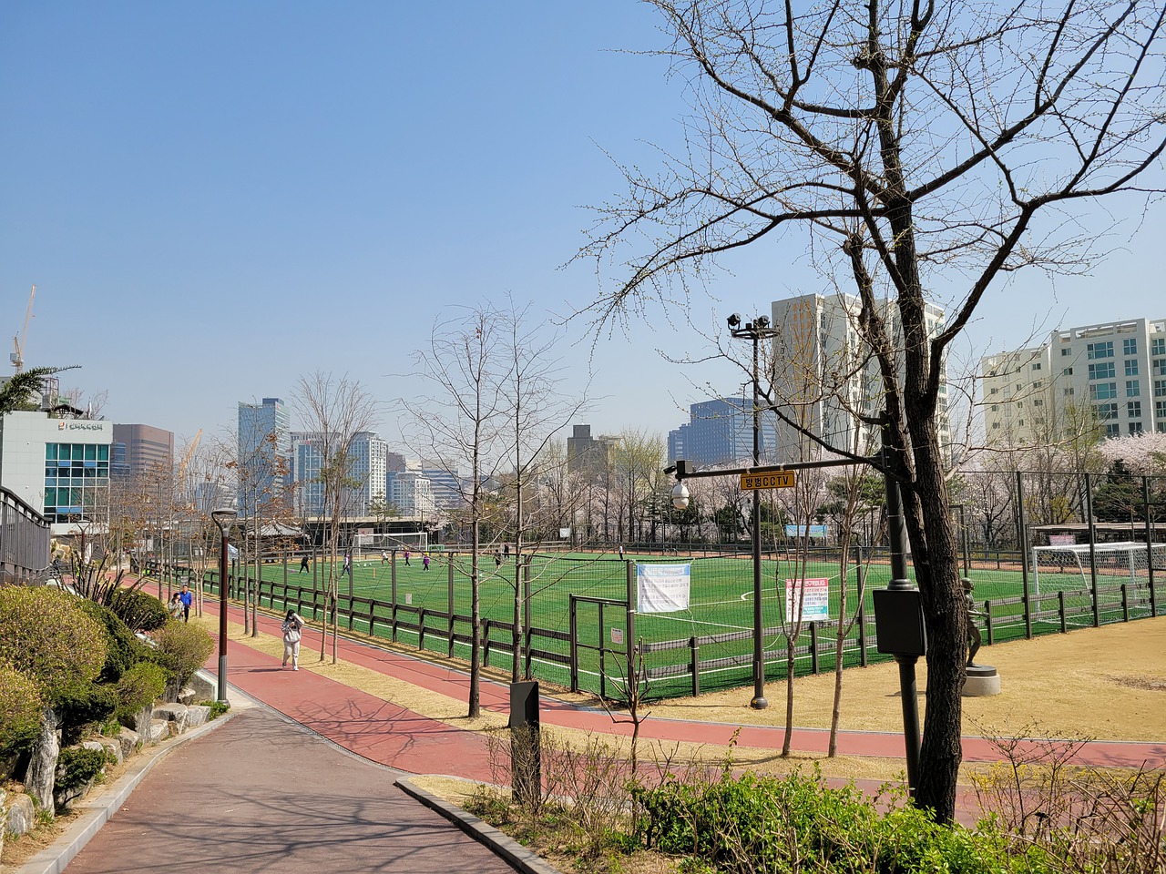 詹姆斯和三 詹姆斯和三